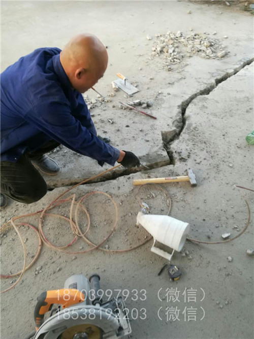 四川路面修補(bǔ)料廠家告訴你如何治理路面起灰問題